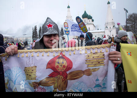 Jaroslawl, Russland. 3. März, 2019: Die Menschen feiern Maslenitsa durch Karnevalsumzug im Zentrum von Jaroslawl Stadt in Russland. Maslenitsa ist Russisch Sun Festival, das das Ende des Winters feiert und markiert die Ankunft des Frühlings Credit: Nikolay Winokurow/Alamy leben Nachrichten Stockfoto