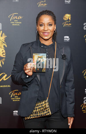 Hamburg, Deutschland. 03 Mär, 2019. Liz Baffoe, Schauspielerin, kommt auf die Deutsche Premiere des Musicals "Tina Turner Tina-Das Musical" im Operettenhaus. Quelle: Georg Wendt/dpa/Alamy leben Nachrichten Stockfoto