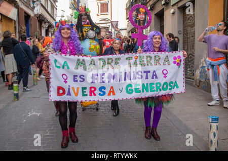 Madrid, Spanien. 03 Mär, 2019. Faschingsumzug feiert Vielfalt fand in der Nachbarschaft von Lavapiés in Madrid, einer der multikulturellsten Viertel der Stadt. Die Parade lief die Hauptstraßen von Lavapiés sammeln Hunderte von Menschen aus verschiedenen Kulturen und sozialen Schichten über. Im Bild, die Parade wurde von der "Pachamama" oder Mutter Erde durch die Abbildung einer Frau und eine Plakette, die besagt, dass "Mutter Erde Feministin ist, vielfältige und generouse." Credit: Lora Grigorova/Alamy Leben Nachrichten vertreten led Stockfoto