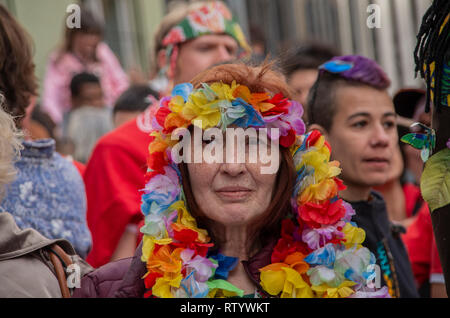 Madrid, Spanien. 03 Mär, 2019. Faschingsumzug feiert Vielfalt fand in der Nachbarschaft von Lavapiés in Madrid, einer der multikulturellsten Viertel der Stadt. Die Parade lief die Hauptstraßen von Lavapiés sammeln Hunderte von Menschen aus verschiedenen Kulturen und sozialen Schichten über. Im Bild, eine Frau in der Parade verkleidet wie die "Mutter Erde". Credit: Lora Grigorova/Alamy leben Nachrichten Stockfoto