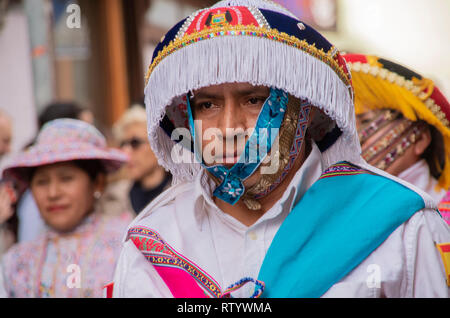 Madrid, Spanien. 03 Mär, 2019. Faschingsumzug feiert Vielfalt fand in der Nachbarschaft von Lavapiés in Madrid, einer der multikulturellsten Viertel der Stadt. Die Parade lief die Hauptstraßen von Lavapiés sammeln Hunderte von Menschen aus verschiedenen Kulturen und sozialen Schichten über. Im Bild, ein Mann aus Peru in die Parade tragen folkloristische Kleidung aus seinem Land. Credit: Lora Grigorova/Alamy leben Nachrichten Stockfoto