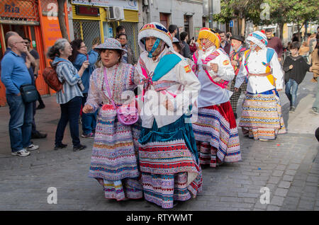 Madrid, Spanien. 03 Mär, 2019. Faschingsumzug feiert Vielfalt fand in der Nachbarschaft von Lavapiés in Madrid, einer der multikulturellsten Viertel der Stadt. Die Parade lief die Hauptstraßen von Lavapiés sammeln Hunderte von Menschen aus verschiedenen Kulturen und sozialen Schichten über. Im Bild, Bürger aus Peru zeigt einige traditionelle Tänze aus ihrem Land und tragen folkloristische Outfits. Credit: Lora Grigorova/Alamy leben Nachrichten Stockfoto