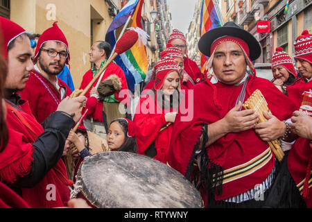 Madrid, Spanien. 03 Mär, 2019. Multikulturelle Karneval auf den Straßen der Nachbarschaft von Lavapiés. Auf dem Bild eine Gruppe von Musikern aus Peru Credit: Alberto Sibaja Ramírez/Alamy leben Nachrichten Stockfoto