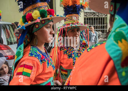Madrid, Spanien. 03 Mär, 2019. Multikulturelle Karneval auf den Straßen der Nachbarschaft von Lavapiés. Auf dem Bild eine Gruppe von Tänzern aus Bolivien. Credit: Alberto Sibaja Ramírez/Alamy leben Nachrichten Stockfoto