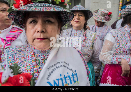 Madrid, Spanien. 03 Mär, 2019. Multikulturelle Karneval auf den Straßen der Nachbarschaft von Lavapiés. Auf dem Bild eine Gruppe von Tänzern aus Peru. Credit: Alberto Sibaja Ramírez/Alamy leben Nachrichten Stockfoto