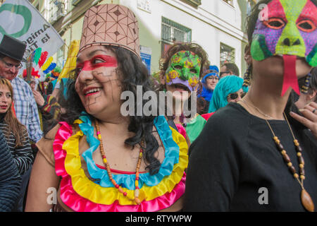 Madrid, Spanien. 03 Mär, 2019. Multikulturelle Karneval auf den Straßen der Nachbarschaft von Lavapiés. Auf dem Bild eine Gruppe von Musikern mit Maske von Pachamama Credit: Alberto Sibaja Ramírez/Alamy leben Nachrichten Stockfoto