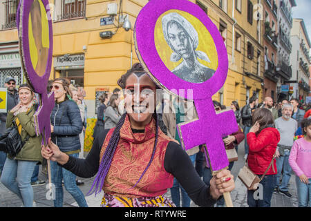 Madrid, Spanien. 03 Mär, 2019. Multikulturelle Karneval auf den Straßen der Nachbarschaft von Lavapiés. Im Bild ein Mädchen mit einem Bild, dass der Feminismus und die Bürgerrechte der schwarzen Frauen darstellen. Credit: Alberto Sibaja Ramírez/Alamy leben Nachrichten Stockfoto
