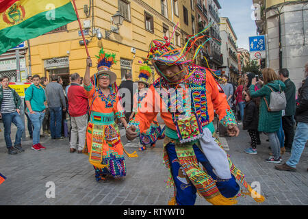 Madrid, Spanien. 03 Mär, 2019. Multikulturelle Karneval auf den Straßen der Nachbarschaft von Lavapiés. Auf dem Bild Tänzerinnen und Tänzer von Bolivien tanzen im Quadrat der Lavapies. Credit: Alberto Sibaja Ramírez/Alamy leben Nachrichten Stockfoto