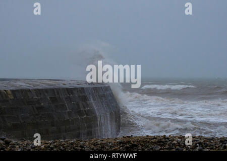 Lyme Regis, Großbritannien. 3. März, 2019. Riesige Wellen von Sturm- und Freya Teig Lyme Regis Meer. Met Office hat eine gelbe Warnmeldung für viel der Südwesten Großbritannien Wind, der zu über 60 km/h erwarten verursacht Störungen und Schäden. Credit: PaulChambers/Alamy leben Nachrichten Stockfoto