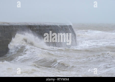 Lyme Regis, Großbritannien. 3. März, 2019. Riesige Wellen von Sturm- und Freya Teig Lyme Regis Meer. Met Office hat eine gelbe Warnmeldung für viel der Südwesten Großbritannien Wind, der zu über 60 km/h erwarten verursacht Störungen und Schäden. Credit: PaulChambers/Alamy leben Nachrichten Stockfoto