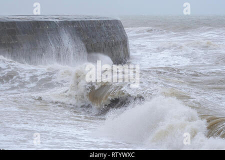 Lyme Regis, Großbritannien. 3. März, 2019. Riesige Wellen von Sturm- und Freya Teig Lyme Regis Meer. Met Office hat eine gelbe Warnmeldung für viel der Südwesten Großbritannien Wind, der zu über 60 km/h erwarten verursacht Störungen und Schäden. Credit: PaulChambers/Alamy leben Nachrichten Stockfoto