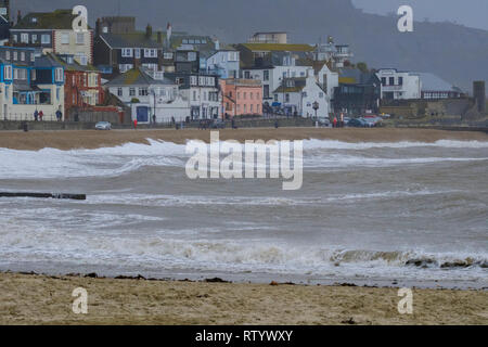 Lyme Regis, Großbritannien. 3. März, 2019. Riesige Wellen von Sturm- und Freya Teig Lyme Regis Meer. Met Office hat eine gelbe Warnmeldung für viel der Südwesten Großbritannien Wind, der zu über 60 km/h erwarten verursacht Störungen und Schäden. Credit: PaulChambers/Alamy leben Nachrichten Stockfoto