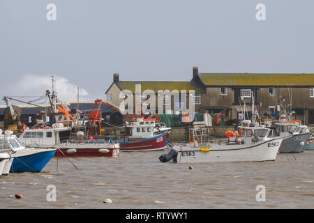 Lyme Regis, Großbritannien. 3. März, 2019. Riesige Wellen von Sturm- und Freya Teig Lyme Regis Meer. Met Office hat eine gelbe Warnmeldung für viel der Südwesten Großbritannien Wind, der zu über 60 km/h erwarten verursacht Störungen und Schäden. Credit: PaulChambers/Alamy leben Nachrichten Stockfoto