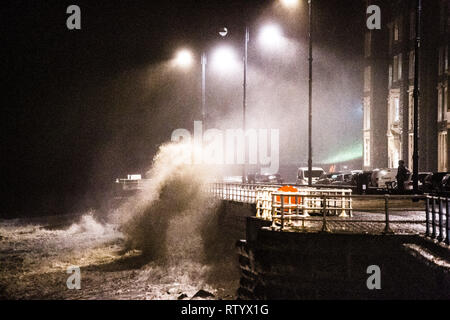 Aberystwyth, Großbritannien. 3. März 2019. UK Wetter: Sturm Freya, die neuesten Tropensturm Großbritannien zu schlagen, setzt Streiks mit Ihrem vollen Kraft gegen die Promenade in Aberystwyth auf Sonntag Nacht. Das Met Office hat eine gelbe Warnmeldung für viel von den westlichen Teilen des Vereinigten Königreichs ausgestellt, mit Böen zwischen 70 und 80 mph Prognose für die freiliegenden Irischen Küsten heute Abend und in den frühen Morgenstunden des Montag Morgen, mit der Gefahr der Beschädigung von Eigentum und schwere Verletzungen von Personen durch umherfliegende Teile. Foto: Keith Morris/Alamy leben Nachrichten Stockfoto