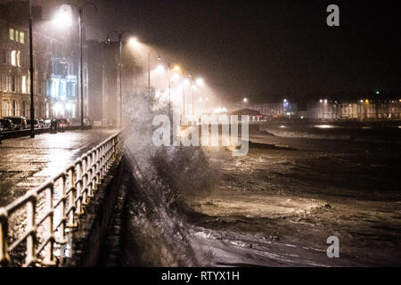 Aberystwyth, Großbritannien. 3. März 2019. UK Wetter: Sturm Freya, die neuesten Tropensturm Großbritannien zu schlagen, setzt Streiks mit Ihrem vollen Kraft gegen die Promenade in Aberystwyth auf Sonntag Nacht. Das Met Office hat eine gelbe Warnmeldung für viel von den westlichen Teilen des Vereinigten Königreichs ausgestellt, mit Böen zwischen 70 und 80 mph Prognose für die freiliegenden Irischen Küsten heute Abend und in den frühen Morgenstunden des Montag Morgen, mit der Gefahr der Beschädigung von Eigentum und schwere Verletzungen von Personen durch umherfliegende Teile. Foto: Keith Morris/Alamy leben Nachrichten Stockfoto