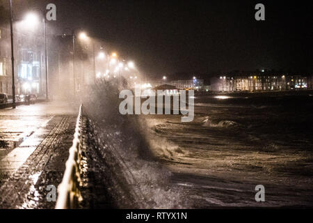 Aberystwyth, Großbritannien. 3. März 2019. UK Wetter: Sturm Freya, die neuesten Tropensturm Großbritannien zu schlagen, setzt Streiks mit Ihrem vollen Kraft gegen die Promenade in Aberystwyth auf Sonntag Nacht. Das Met Office hat eine gelbe Warnmeldung für viel von den westlichen Teilen des Vereinigten Königreichs ausgestellt, mit Böen zwischen 70 und 80 mph Prognose für die freiliegenden Irischen Küsten heute Abend und in den frühen Morgenstunden des Montag Morgen, mit der Gefahr der Beschädigung von Eigentum und schwere Verletzungen von Personen durch umherfliegende Teile. Foto: Keith Morris/Alamy leben Nachrichten Stockfoto