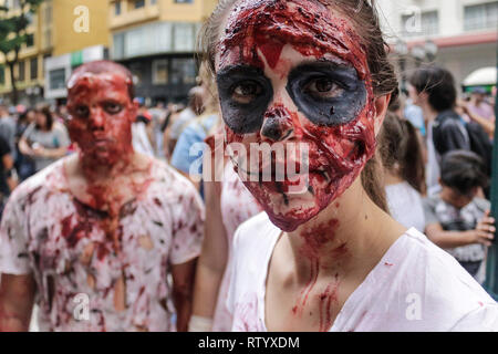 Curitiba, Brasilien. 03 Mär, 2019. PR - Curitiba - 03/03/2019 - Zombie Walk Curitiba, Karneval 2019 - Zombie Walk, Schritt mit Phantasien von Zombies und Zeichen aus der nerd Kultur, ein Ereignis, das ist ein Teil des Karnevals von Curitiba Programm, zwischen BOCA Maldita, Pa der Freiheit und für Santos Andrade im Zentrum von Curitiba statt. Foto: Gabriel Machado/AGIF AGIF/Alamy Credit: Live-Nachrichten Stockfoto