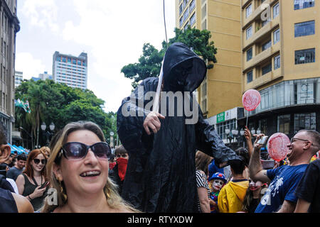 Curitiba, Brasilien. 03 Mär, 2019. PR - Curitiba - 03/03/2019 - Zombie Walk Curitiba, Karneval 2019 - Zombie Walk, Schritt mit Phantasien von Zombies und Zeichen aus der nerd Kultur, ein Ereignis, das ist ein Teil des Karnevals von Curitiba Programm, zwischen BOCA Maldita, Pa der Freiheit und für Santos Andrade im Zentrum von Curitiba statt. Foto: Gabriel Machado/AGIF AGIF/Alamy Credit: Live-Nachrichten Stockfoto