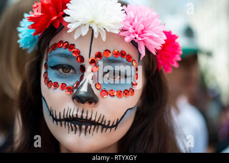 Curitiba, Brasilien. 03 Mär, 2019. Teilnehmer gekleidet wie Zombies für die traditionelle Zombie walk Parade treffen, der Zombie Karneval. Große und Kleine furchtsame Zahlen wandern rastlos durch die Straßen der Innenstadt. Die Kostüme sind von Horror Geschichten und Filme ausgewählt. Credit: Henry Milleo/dpa/Alamy leben Nachrichten Stockfoto