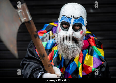 Curitiba, Brasilien. 03 Mär, 2019. Teilnehmer gekleidet wie Zombies für die traditionelle Zombie walk Parade treffen, der Zombie Karneval. Große und Kleine furchtsame Zahlen wandern rastlos durch die Straßen der Innenstadt. Die Kostüme sind von Horror Geschichten und Filme ausgewählt. Credit: Henry Milleo/dpa/Alamy leben Nachrichten Stockfoto