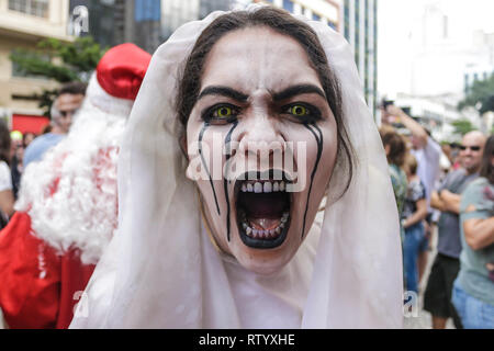 Curitiba, Brasilien. 03 Mär, 2019. PR - Curitiba - 03/03/2019 - Zombie Walk Curitiba, Karneval 2019 - Zombie Walk, Schritt mit Phantasien von Zombies und Zeichen aus der nerd Kultur, ein Ereignis, das ist ein Teil des Karnevals von Curitiba Programm, zwischen BOCA Maldita, Pa der Freiheit und für Santos Andrade im Zentrum von Curitiba statt. Foto: Gabriel Machado/AGIF AGIF/Alamy Credit: Live-Nachrichten Stockfoto