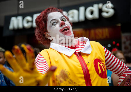 Curitiba, Brasilien. 03 Mär, 2019. Teilnehmer gekleidet wie Zombies für die traditionelle Zombie walk Parade treffen, der Zombie Karneval. Große und Kleine furchtsame Zahlen wandern rastlos durch die Straßen der Innenstadt. Die Kostüme sind von Horror Geschichten und Filme ausgewählt. Credit: Henry Milleo/dpa/Alamy leben Nachrichten Stockfoto