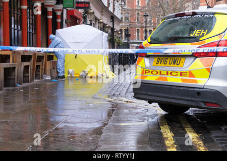 Soho, London, UK - 3. März 2019: Eine forensische Officer am Tatort außerhalb in Romilly Street in Soho. Credit: michelmond/Alamy leben Nachrichten Stockfoto