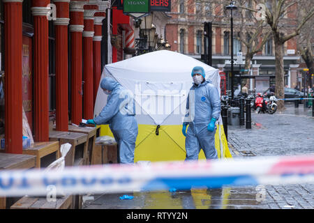 Soho, London, UK - 3. März 2019: Forensische Polizisten am Tatort außerhalb in Romilly Street in Soho. Credit: michelmond/Alamy leben Nachrichten Stockfoto