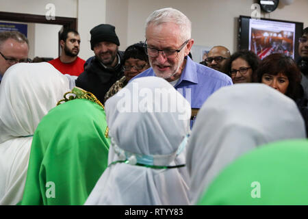 Der Finsbury Park Moschee, nördlich von London, UK, 3. März 2019 - Der Führer der Jeremy Corbyn wird von muslimischen Mädchen innerhalb der Finsbury Park Moschee im Norden von London im vierten Besuch meiner Moschee Tag begrüßt. Über 250 Moscheen öffnen ihre Türen für nicht-muslimische Besucher und Gäste auf der vierten Besuch meiner Moschee Tag. In diesem Jahr wird der nationale Veranstaltung ermutigt auch Moscheen zu Halten Großbritannien TidyÕs Große britische Frühjahrsputz Kampagne mit vielen bereits in der Reinigung ihrer Gemeinschaften unterstützen. Credit: Dinendra Haria/Alamy leben Nachrichten Stockfoto