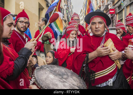 Madrid, Madrid, Spanien. 3 Mär, 2019. Eine Gruppe von Musikern aus Peru mit einer Trommel gesehen während der multikulturellen Karneval auf den Straßen der Nachbarschaft von Lavapies. Die Veranstaltung ist an verschiedene Kulturen, um während dieser Zeit des Karneval in Spanien gewidmet. Credit: Alberto Sibaja/SOPA Images/ZUMA Draht/Alamy leben Nachrichten Stockfoto