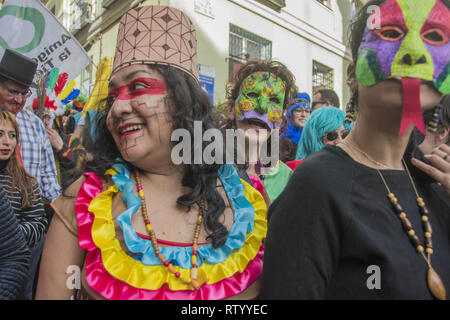 Madrid, Madrid, Spanien. 3 Mär, 2019. Eine Gruppe von Musikern aus Peru mit bemalten Gesichtern gesehen während der multikulturellen Karneval auf den Straßen der Nachbarschaft von Lavapies. Die Veranstaltung ist an verschiedene Kulturen, um während dieser Zeit des Karneval in Spanien gewidmet. Credit: Alberto Sibaja/SOPA Images/ZUMA Draht/Alamy leben Nachrichten Stockfoto