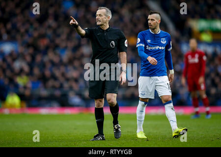 Liverpool, Großbritannien. 3. März, 2019. Schiedsrichter Martin Atkinson während der Premier League Match zwischen Everton und Liverpool im Goodison Park am 3. März 2019 in Liverpool, England. (Foto von Daniel Chesterton/) Credit: PHC Images/Alamy leben Nachrichten Stockfoto