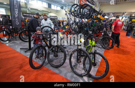 Toronto, Kanada. 3 Mär, 2019. Menschen besuchen die 2019 Toronto International Bicycle Show in Toronto, Kanada, am 3. März 2019. Als einer der größten Fahrrad Verbraucher zeigt in der Welt, das jährliche internationale Bike Show vom 1. bis 3. März stattfand, mit den meisten up-to-date Anzeige von neuen Fahrrädern, Zubehör und Bekleidung aus über 175 Aussteller. Credit: Zou Zheng/Xinhua/Alamy leben Nachrichten Stockfoto