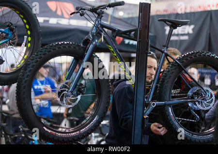 Toronto, Kanada. 3 Mär, 2019. Menschen besuchen die 2019 Toronto International Bicycle Show in Toronto, Kanada, am 3. März 2019. Als einer der größten Fahrrad Verbraucher zeigt in der Welt, das jährliche internationale Bike Show vom 1. bis 3. März stattfand, mit den meisten up-to-date Anzeige von neuen Fahrrädern, Zubehör und Bekleidung aus über 175 Aussteller. Credit: Zou Zheng/Xinhua/Alamy leben Nachrichten Stockfoto