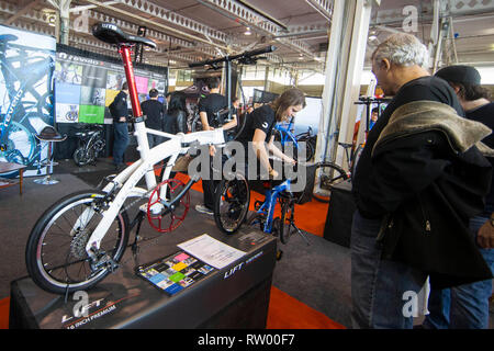 Toronto, Kanada. 3 Mär, 2019. Menschen besuchen die 2019 Toronto International Bicycle Show in Toronto, Kanada, am 3. März 2019. Als einer der größten Fahrrad Verbraucher zeigt in der Welt, das jährliche internationale Bike Show vom 1. bis 3. März stattfand, mit den meisten up-to-date Anzeige von neuen Fahrrädern, Zubehör und Bekleidung aus über 175 Aussteller. Credit: Zou Zheng/Xinhua/Alamy leben Nachrichten Stockfoto