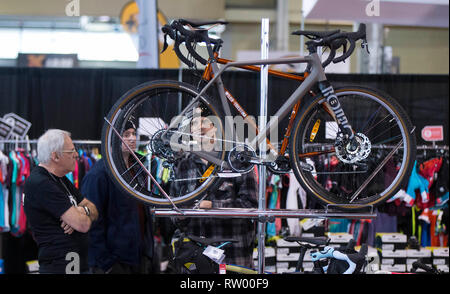 Toronto, Kanada. 3 Mär, 2019. Menschen besuchen die 2019 Toronto International Bicycle Show in Toronto, Kanada, am 3. März 2019. Als einer der größten Fahrrad Verbraucher zeigt in der Welt, das jährliche internationale Bike Show vom 1. bis 3. März stattfand, mit den meisten up-to-date Anzeige von neuen Fahrrädern, Zubehör und Bekleidung aus über 175 Aussteller. Credit: Zou Zheng/Xinhua/Alamy leben Nachrichten Stockfoto