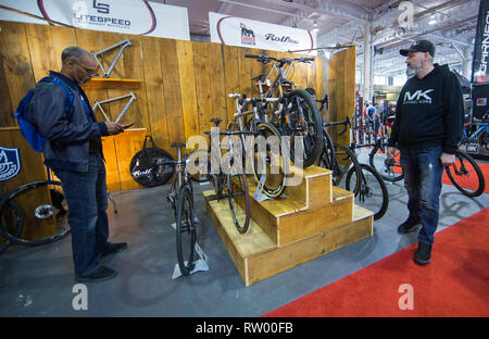 Toronto, Kanada. 3 Mär, 2019. Menschen besuchen die 2019 Toronto International Bicycle Show in Toronto, Kanada, am 3. März 2019. Als einer der größten Fahrrad Verbraucher zeigt in der Welt, das jährliche internationale Bike Show vom 1. bis 3. März stattfand, mit den meisten up-to-date Anzeige von neuen Fahrrädern, Zubehör und Bekleidung aus über 175 Aussteller. Credit: Zou Zheng/Xinhua/Alamy leben Nachrichten Stockfoto