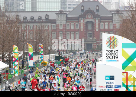 Tokio, Japan. 3 Mär, 2019. Allgemeine Ansicht Marathon: Tokyo Marathon 2019 Finish Line im Bahnhof von Tokio in Tokio, Japan. Credit: yohei Osada/LBA SPORT/Alamy leben Nachrichten Stockfoto