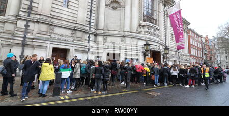 Demonstranten gesehen sammeln während eines Protestes gegen den Feminismus. Anti feministischer Protest außerhalb der Central Hall Westminster, wo die Care International der Internationale Frauentag feiern. Stockfoto