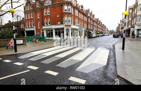 Großbritanniens erste '3D' Zebrastreifen wurde am St John's Wood High Street als Teil einer 12-Tage-Testversion gemalt. Die Stadtverwaltung von Westminster sind Erprobung nach Verkehrssicherheit Bedenken von Anwohnern und einer örtlichen Schule. Die raffiniert bemalte Streifen erwecken den Eindruck, dass sich die Fahrzeuge über sind über eine Rampe in den 3D-Effekt zu Laufwerk funktioniert entweder aus Richtung. Stockfoto