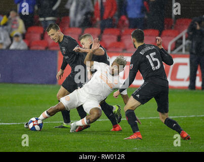 Washington DC, USA. 3 Mär, 2019. Atlanta United FC Vorwärts (7) Josef Martinez rutscht an der Oberseite der Box während einer MLS Fußball Match zwischen der DC United und die Atlanta United FC bei Audi Feld in Washington DC. Justin Cooper/CSM/Alamy leben Nachrichten Stockfoto