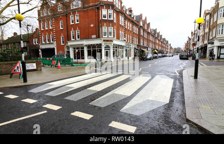 London, Großbritannien. 3 Mär, 2019. Großbritanniens erste '3D' Zebrastreifen wurde am St John's Wood High Street als Teil einer 12-Tage-Testversion gemalt. Die Stadtverwaltung von Westminster sind Erprobung nach Verkehrssicherheit Bedenken von Anwohnern und einer örtlichen Schule. Die raffiniert bemalte Streifen erwecken den Eindruck, dass sich die Fahrzeuge über sind über eine Rampe in den 3D-Effekt zu Laufwerk funktioniert entweder aus Richtung. Credit: Keith Mayhew/SOPA Images/ZUMA Draht/Alamy leben Nachrichten Stockfoto