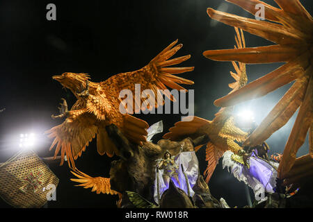 Sao Paulo, Brasilien. 2 Mär, 2019. Nachtschwärmer von einem Samba Schule durchführen, während der karnevalsumzug in Sao Paulo, Brasilien, März 2, 2019. Credit: Rahel Patrasso/Xinhua/Alamy leben Nachrichten Stockfoto