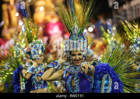 Sao Paulo, Brasilien. 2 Mär, 2019. Nachtschwärmer von einem Samba Schule durchführen, während der karnevalsumzug in Sao Paulo, Brasilien, März 2, 2019. Credit: Rahel Patrasso/Xinhua/Alamy leben Nachrichten Stockfoto