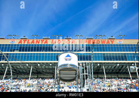 Hampton, GA, USA. 24 Feb, 2018. Fans füllen die steht vor dem Start der QuikTrip Falten der Ehre 500 am Sonntag an der Atlanta Motor Speedway in Hampton, GA. Austin McAfee/CSM/Alamy leben Nachrichten Stockfoto