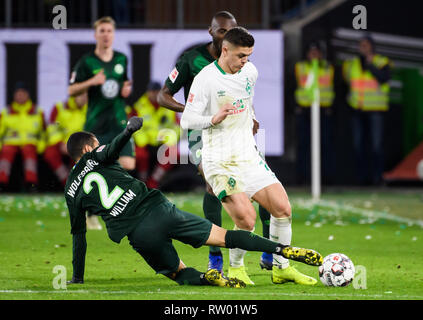 Wolfsburg, Deutschland. 3 Mär, 2019. Bremer Milot Rashica (oben R) Mias mit Wolfsburgs William (unten) während eines Deutschen Bundesligaspiel zwischen dem VfL Wolfsburg und dem SV Werder Bremen, in Wolfsburg, Deutschland, am 3. März 2019. Das Match endete mit einem 1-1. Credit: Kevin Voigt/Xinhua/Alamy leben Nachrichten Stockfoto