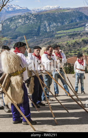 Fresnedo, Kantabrien, Spanien. 2 Mär, 2019. Teilnehmer der Soba tal Karneval singen'' Las Marzas'', ein traditionelles Lied der ländlichen Dörfern. Credit: Celestino Arce Lavin/ZUMA Draht/Alamy leben Nachrichten Stockfoto