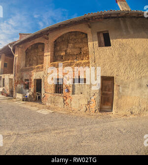 Vorräte für den Winter in der Scheune eines alten Bauernhauses, Lombardei - Italien Stockfoto