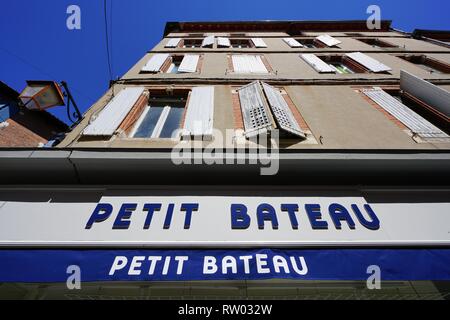 ALBI, Frankreich-14 MAI 2017 - Blick auf ein Petit Bateau Clothing Store in Albi, Frankreich. Petit Bateau ist eine französische Kleidung Marke in Baumwolle spezialisiert unter Stockfoto