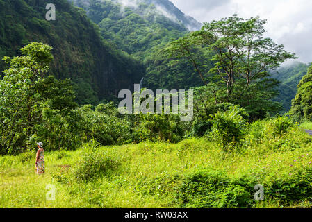 Dschungel Tahiti, Französisch Polynesien - - März 18., 2018. Frau steht die Beobachtung der Natur in den Tahitian Dschungel. Stockfoto